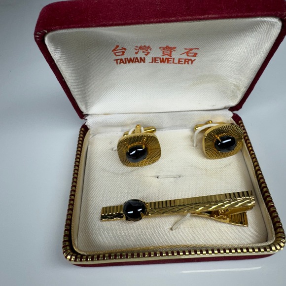 Taiwan Jewelry Other - Taiwan Jewelry Gold Tone Black Cufflinks and‎ Tie Clip Set